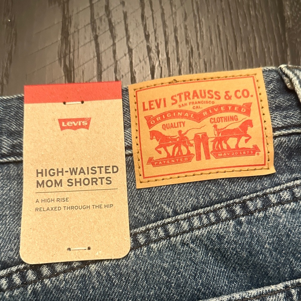 Levi’s High-Waist Mom Frayed Hem Denim Shorts - Blue - Picture 3 of 6